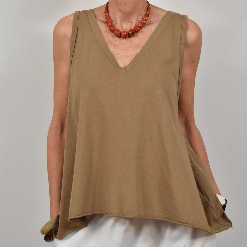 Camiseta pico evasé camel – The Amisy Company