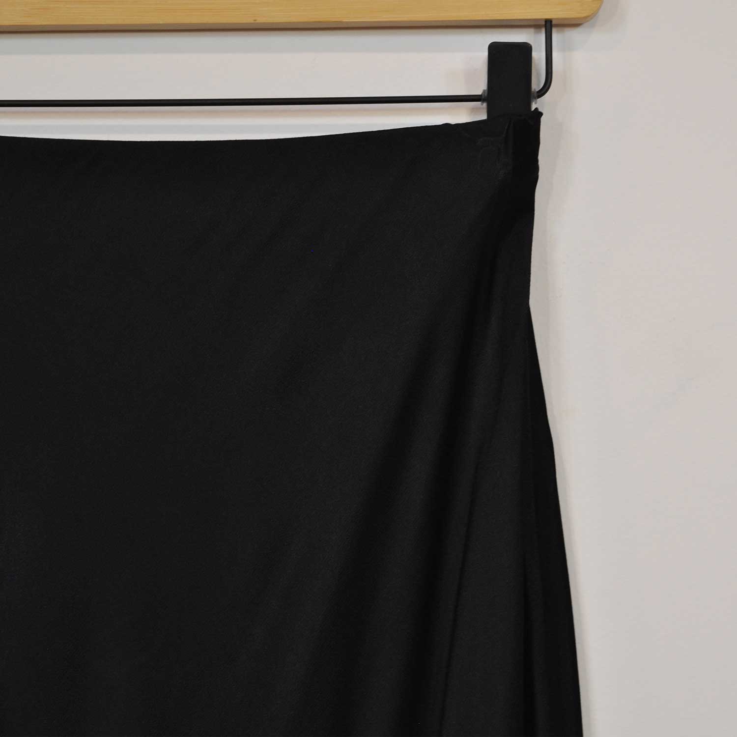 Falda midi satinada negra