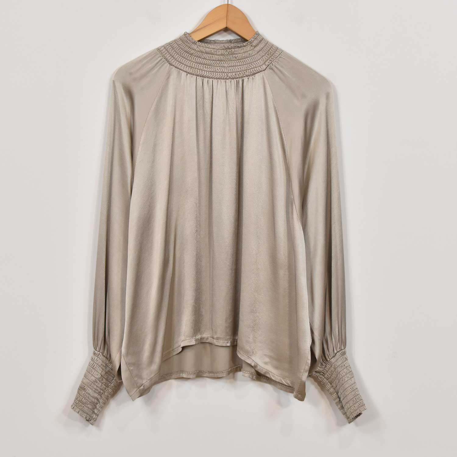 Blusa raso cuello beige