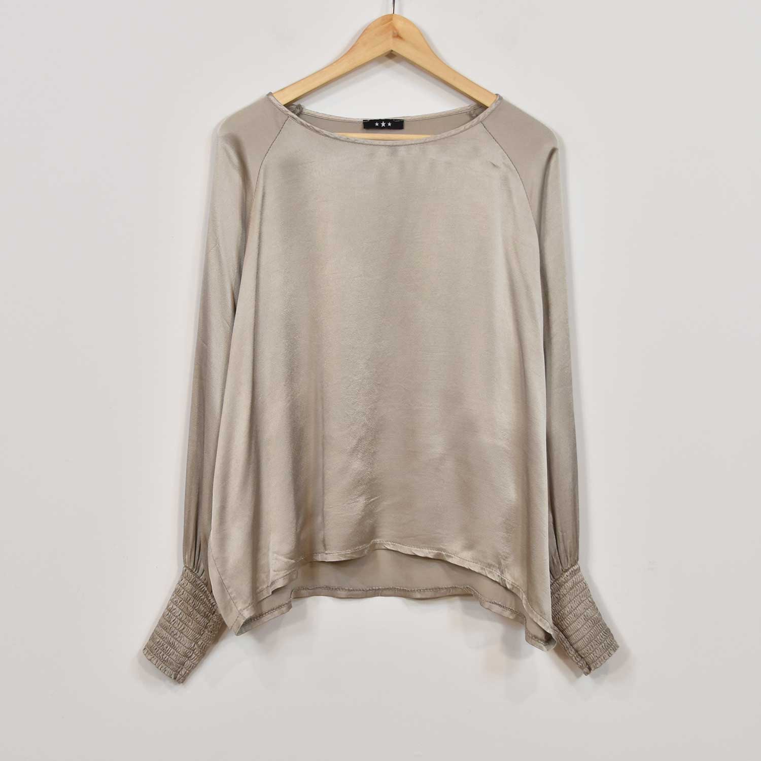 Blusa raso puño beige