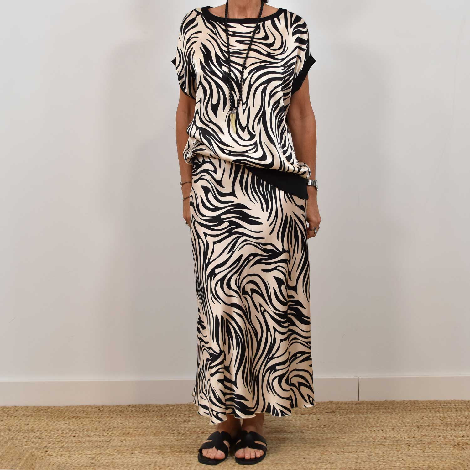 Falda midi satinada zebra negra