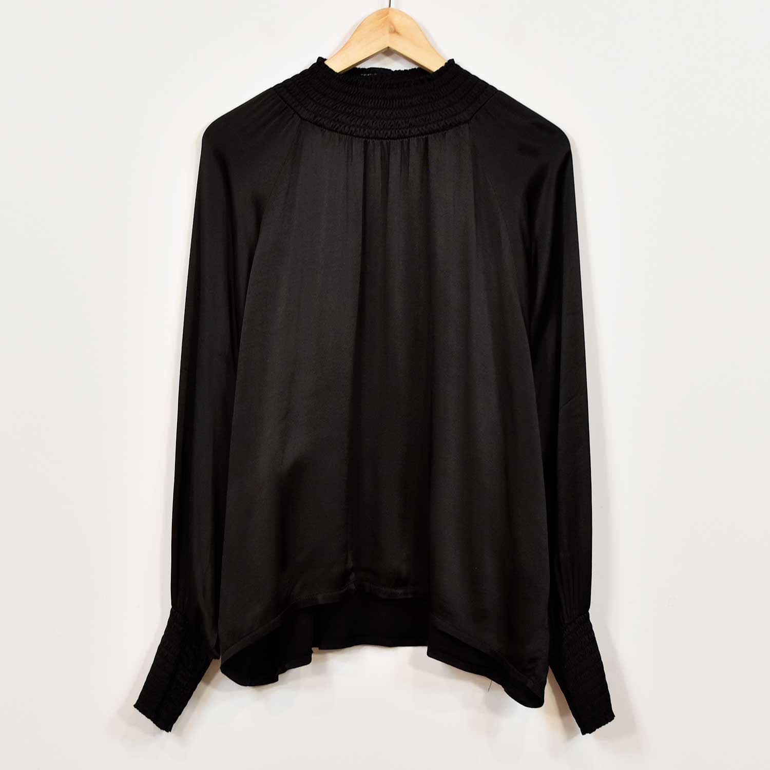 Blusa raso cuello negra