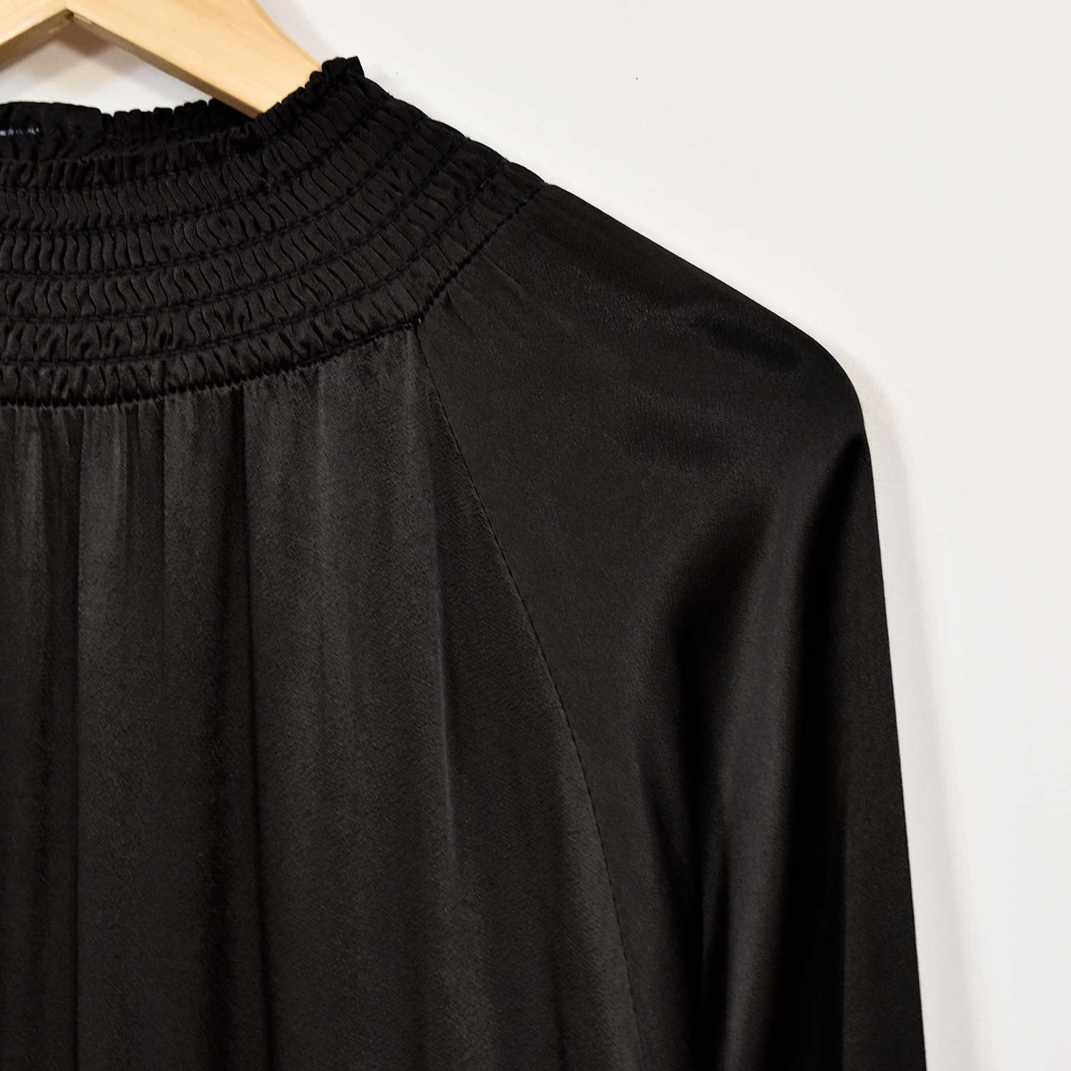 Blusa raso cuello negra