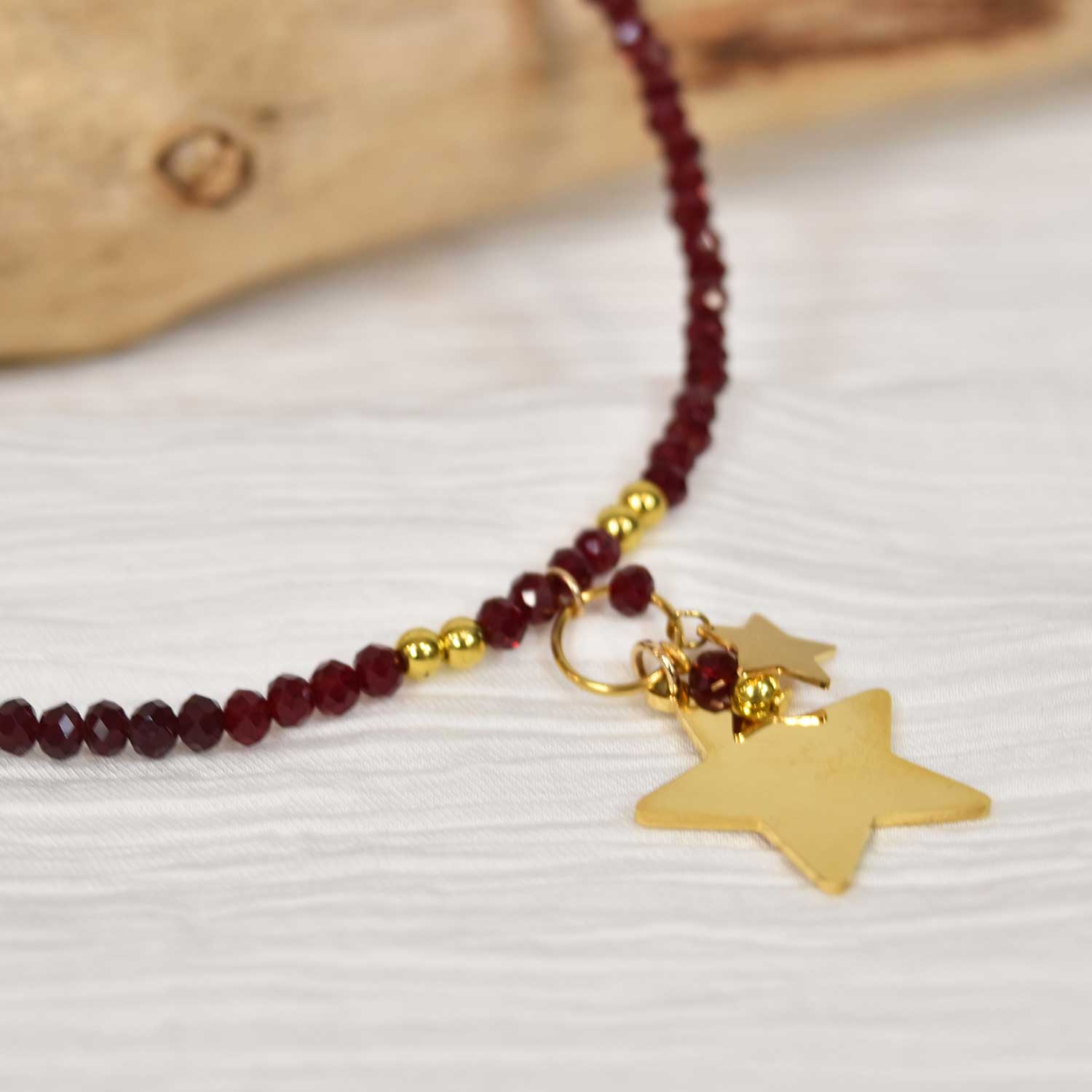 Collar estrellas cuentas granate