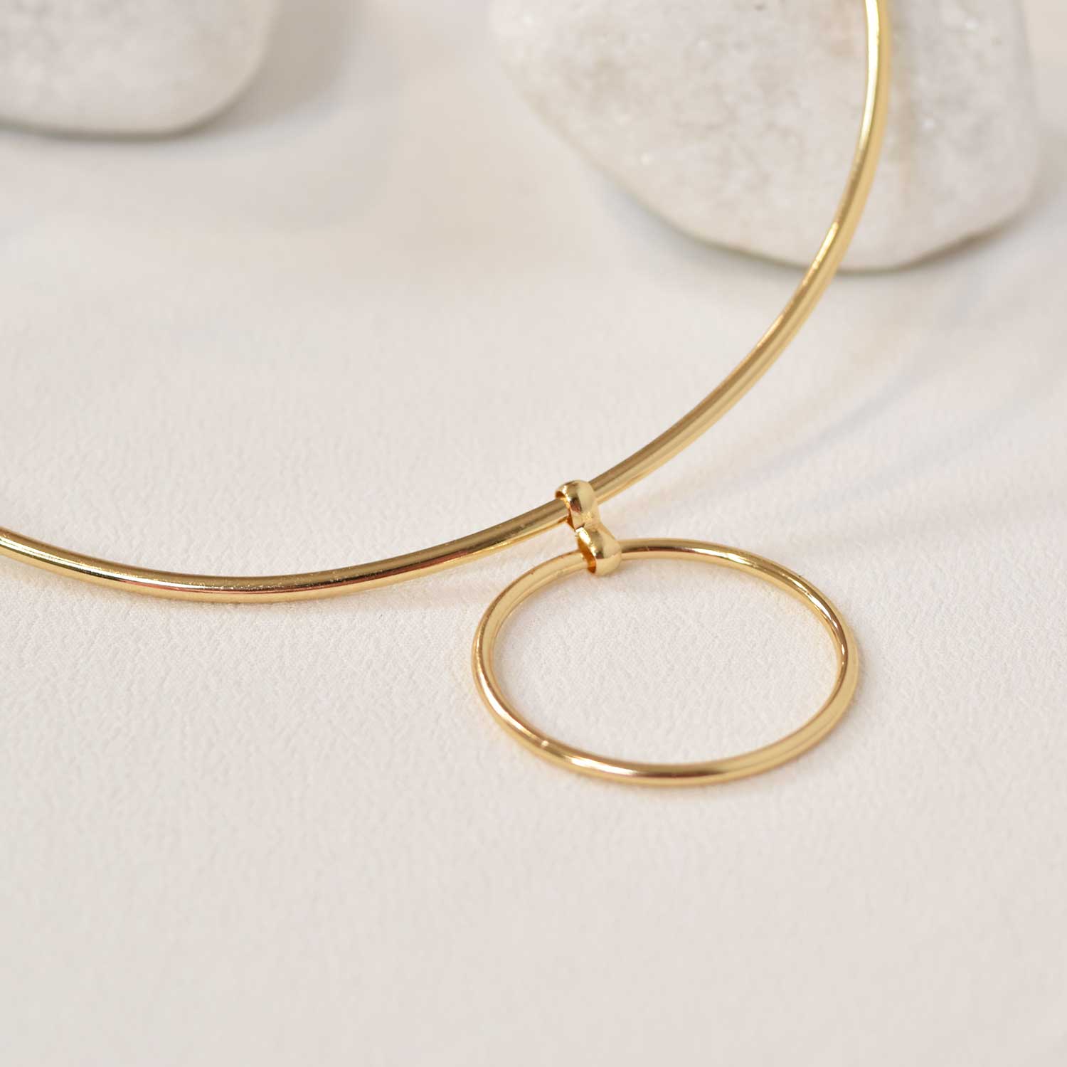 Choker necklace golden hoop