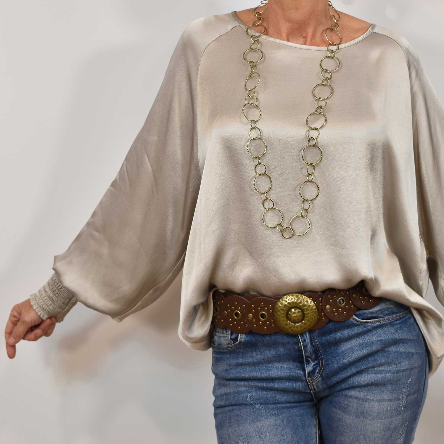 Blusa raso puño beige