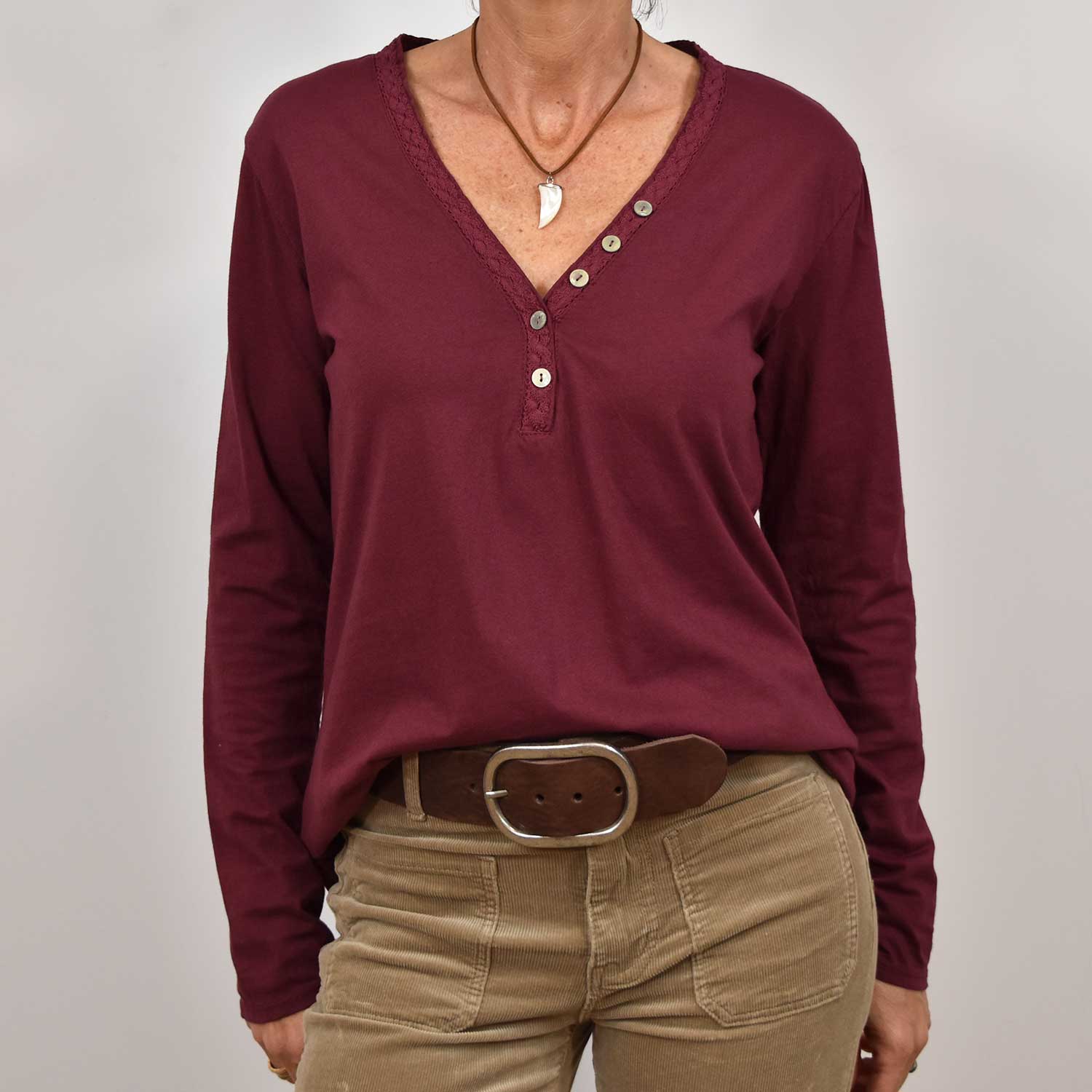 Burgundy buttons neckline t-shirt