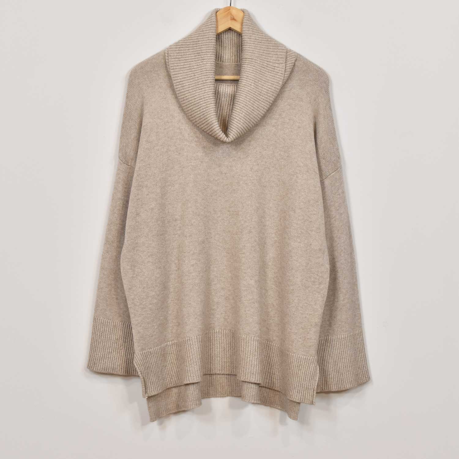 Jersey cuello vuelto beige