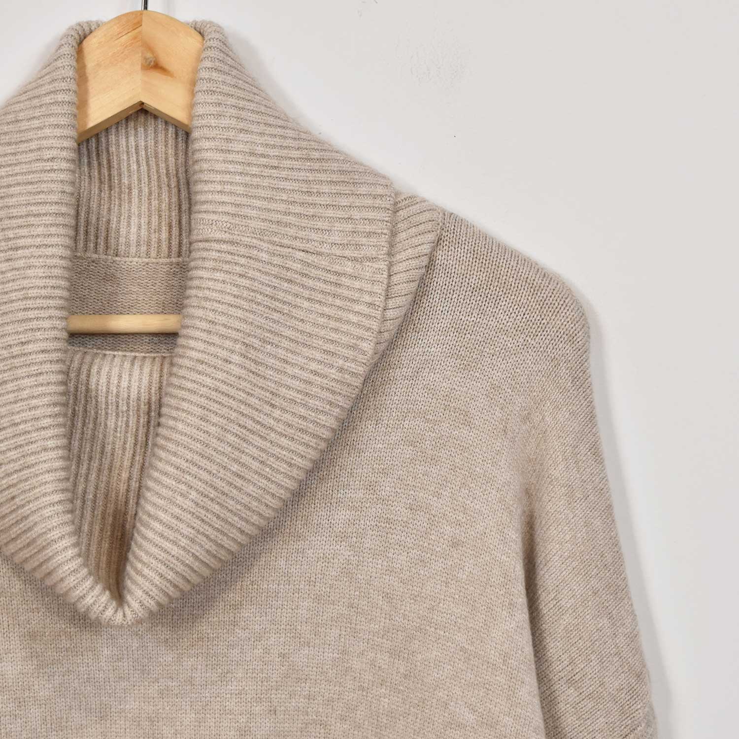 Jersey cuello vuelto beige