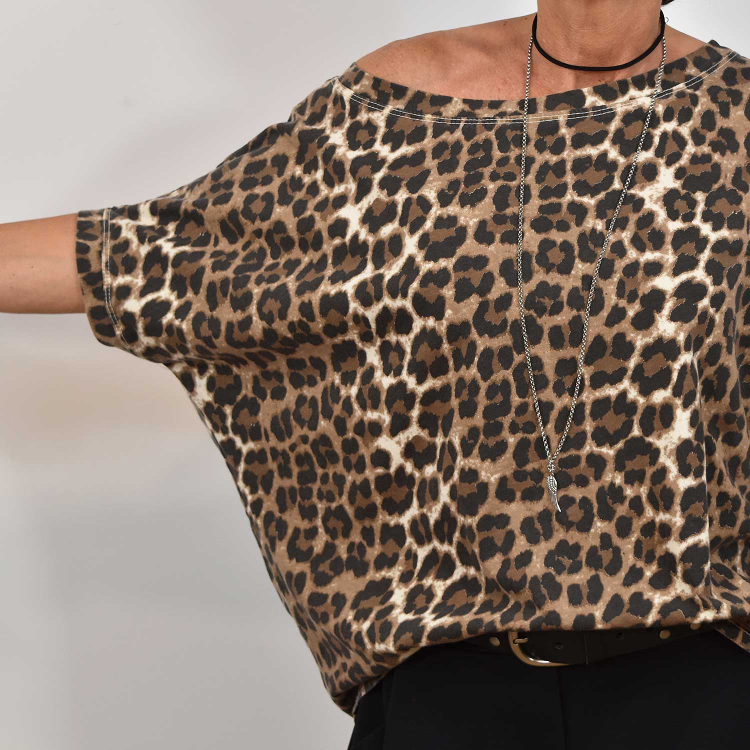 Camiseta cuello barco leopardo