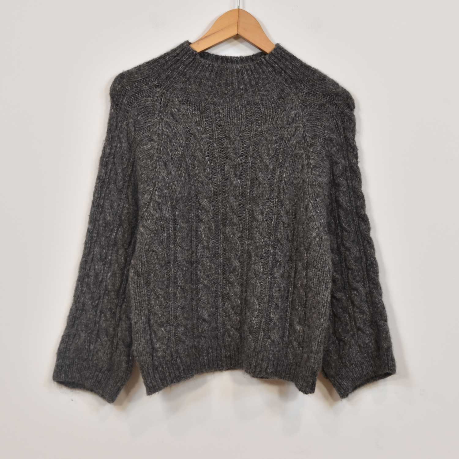 Pull tricoté tresse gris