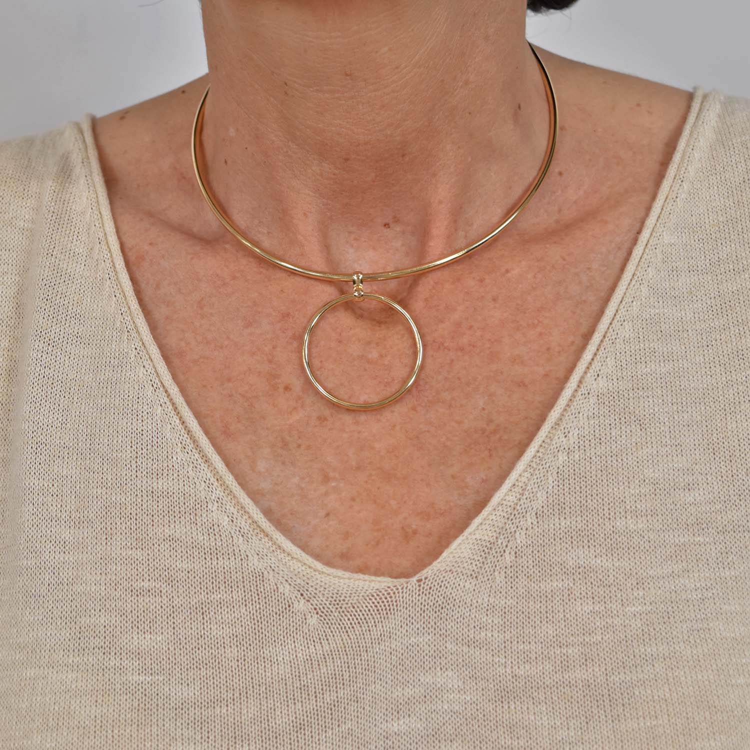 Choker necklace golden hoop