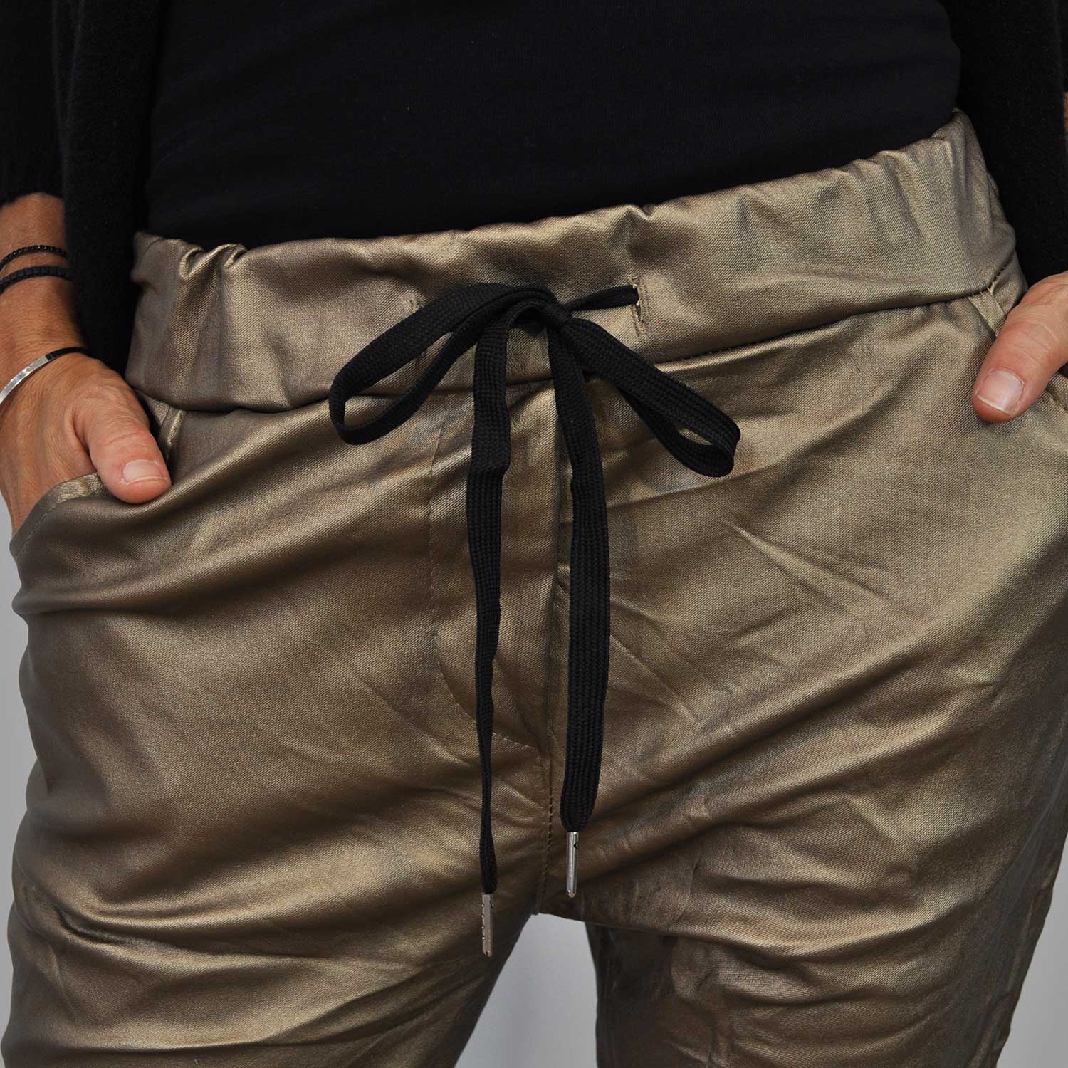 Pantalón baggy metalizado oro