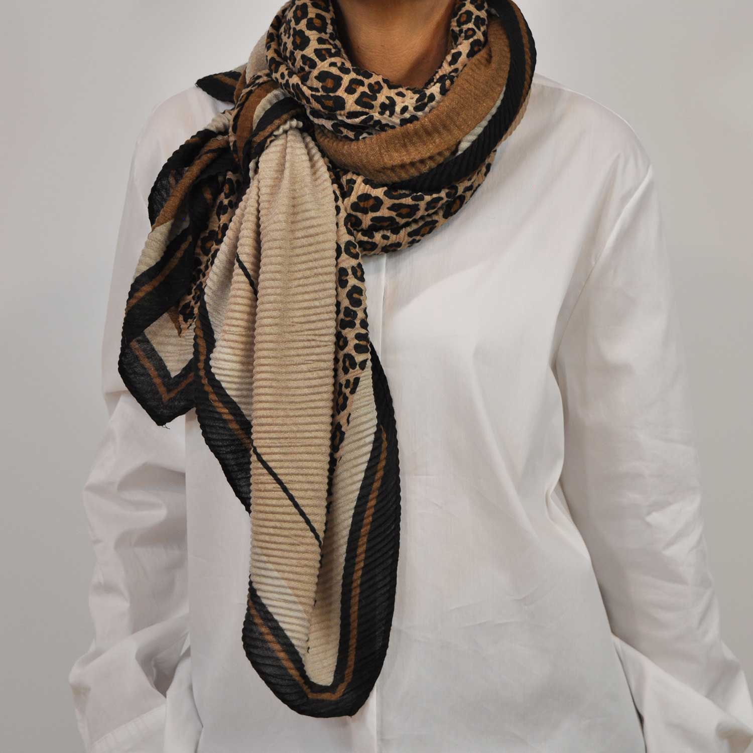 Beige leopard draped foulard
