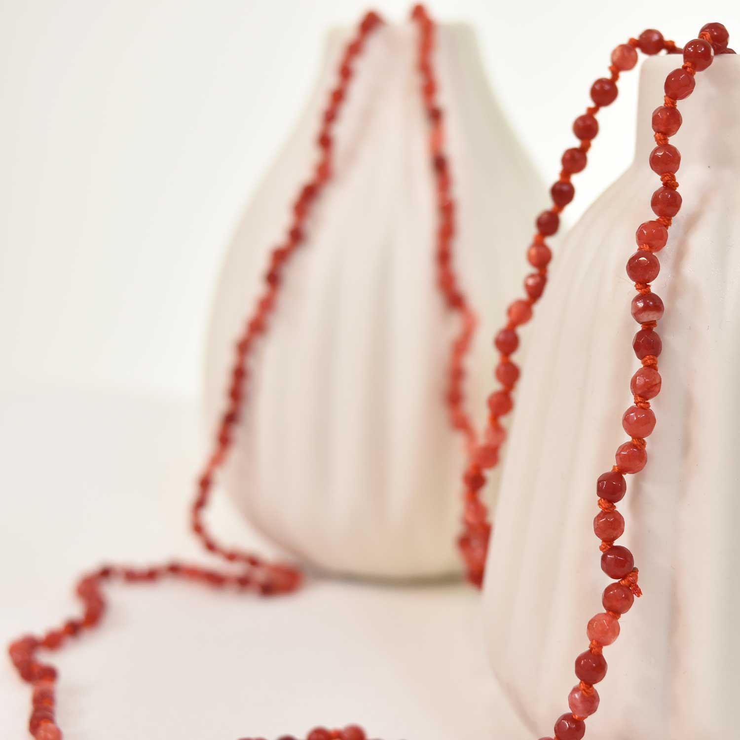 Collier de perles en verre rouge