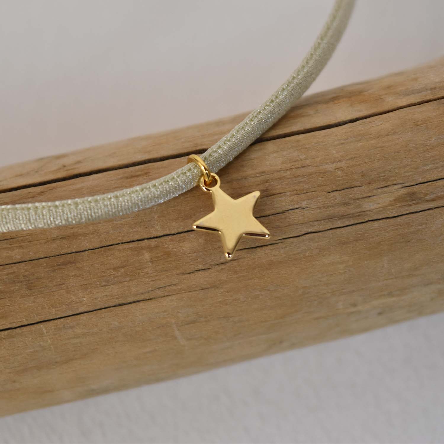 Taupe gold star elastic necklace