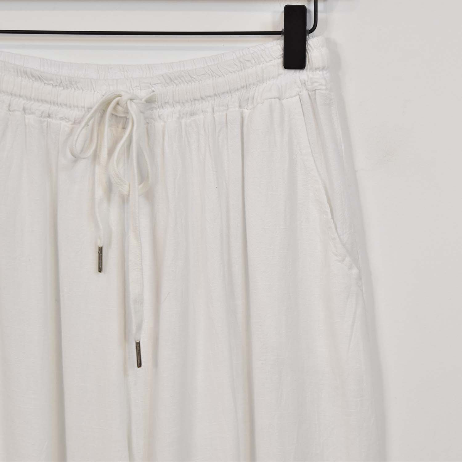 White wide pockets pants