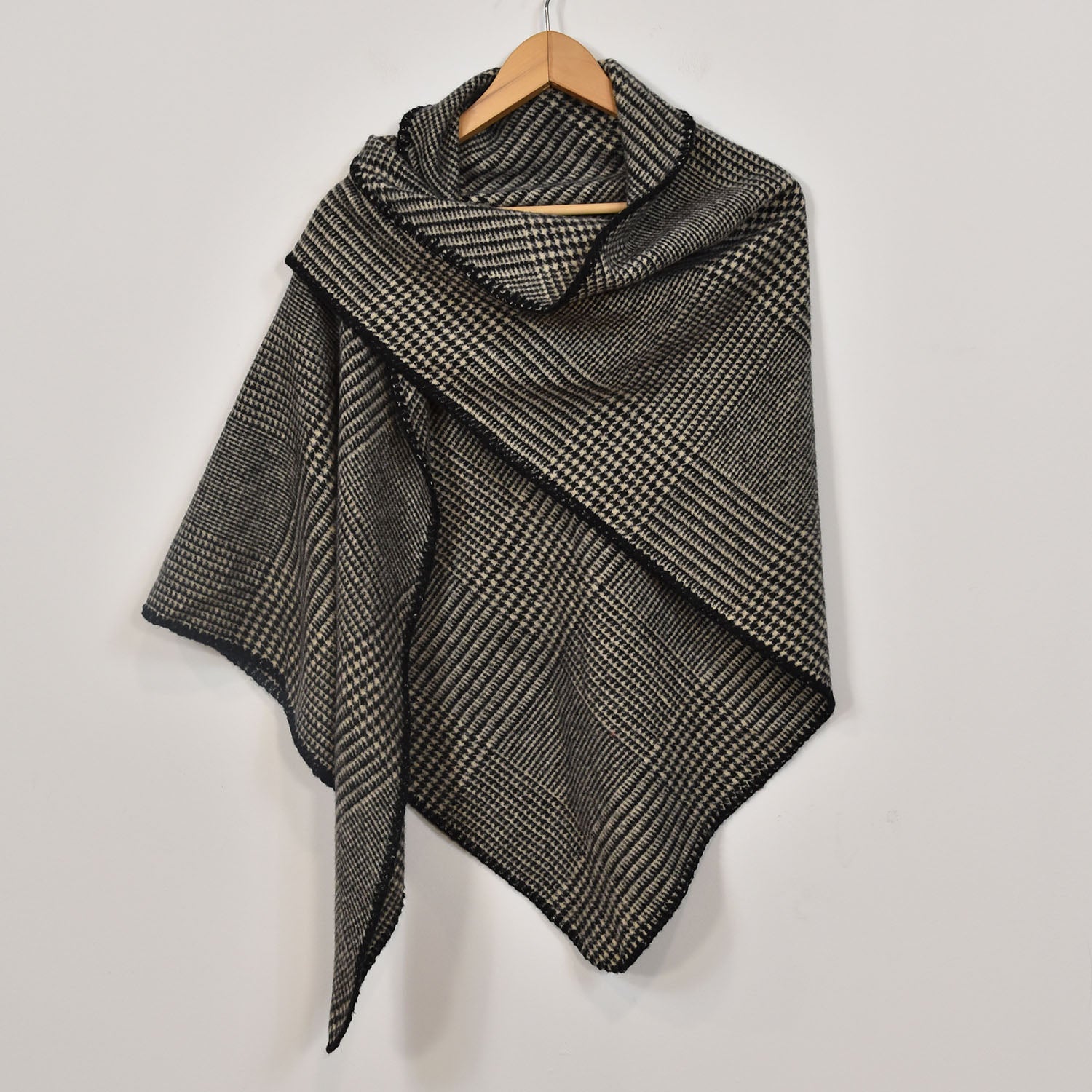 Echarpe triangle jacquard noir