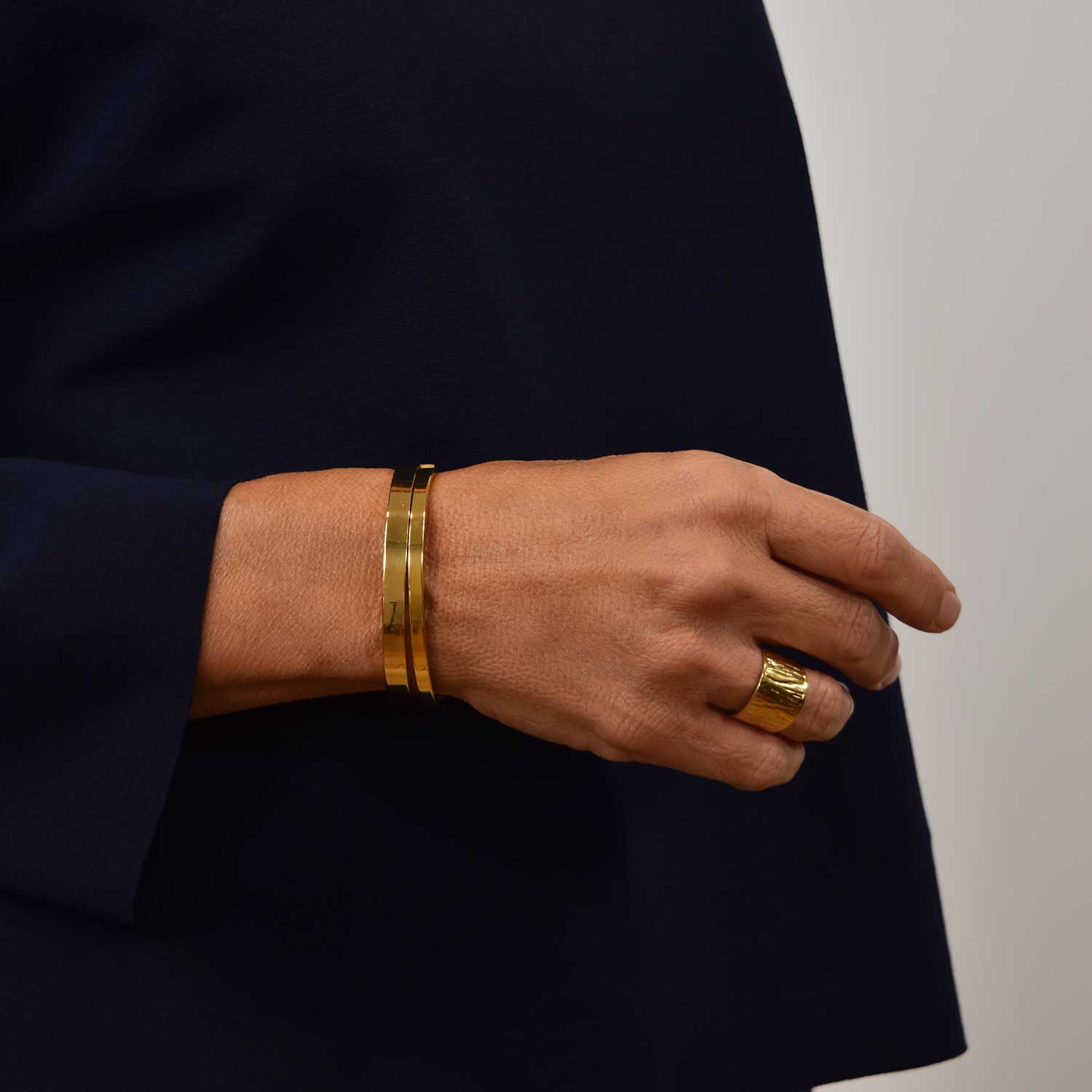 Wide golden bracelet
