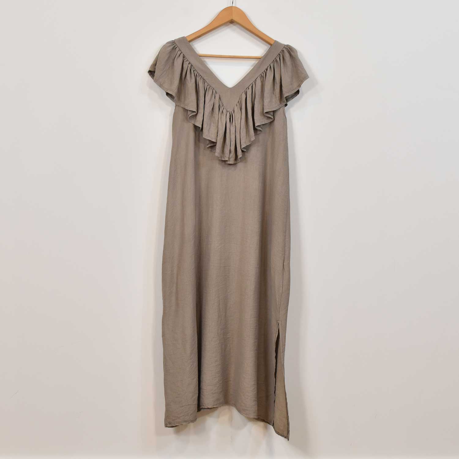 Vestido escote volante taupe