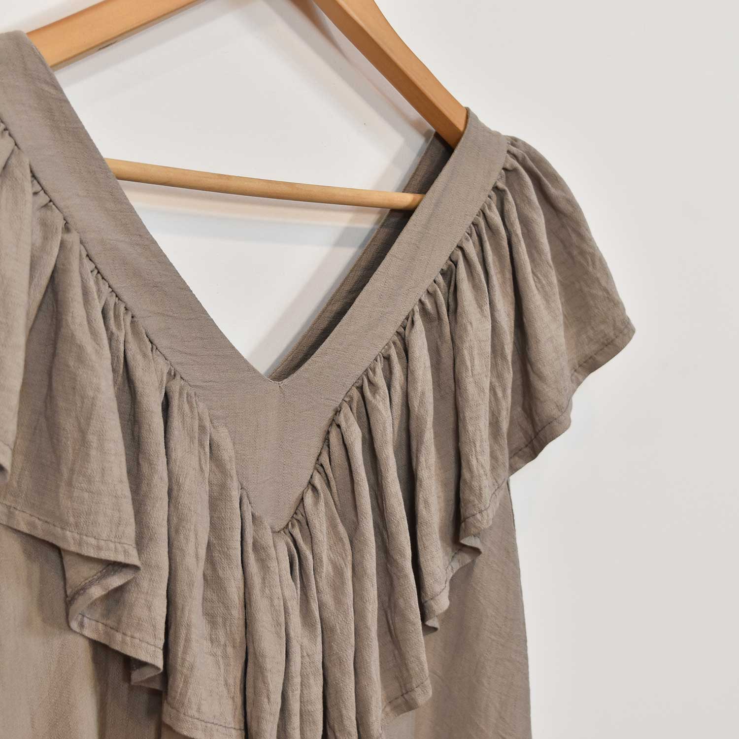 Vestido escote volante taupe