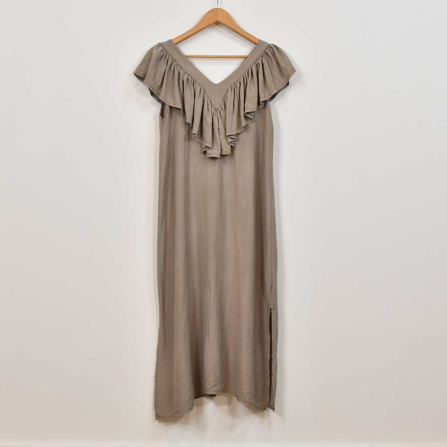 Vestido escote volante taupe