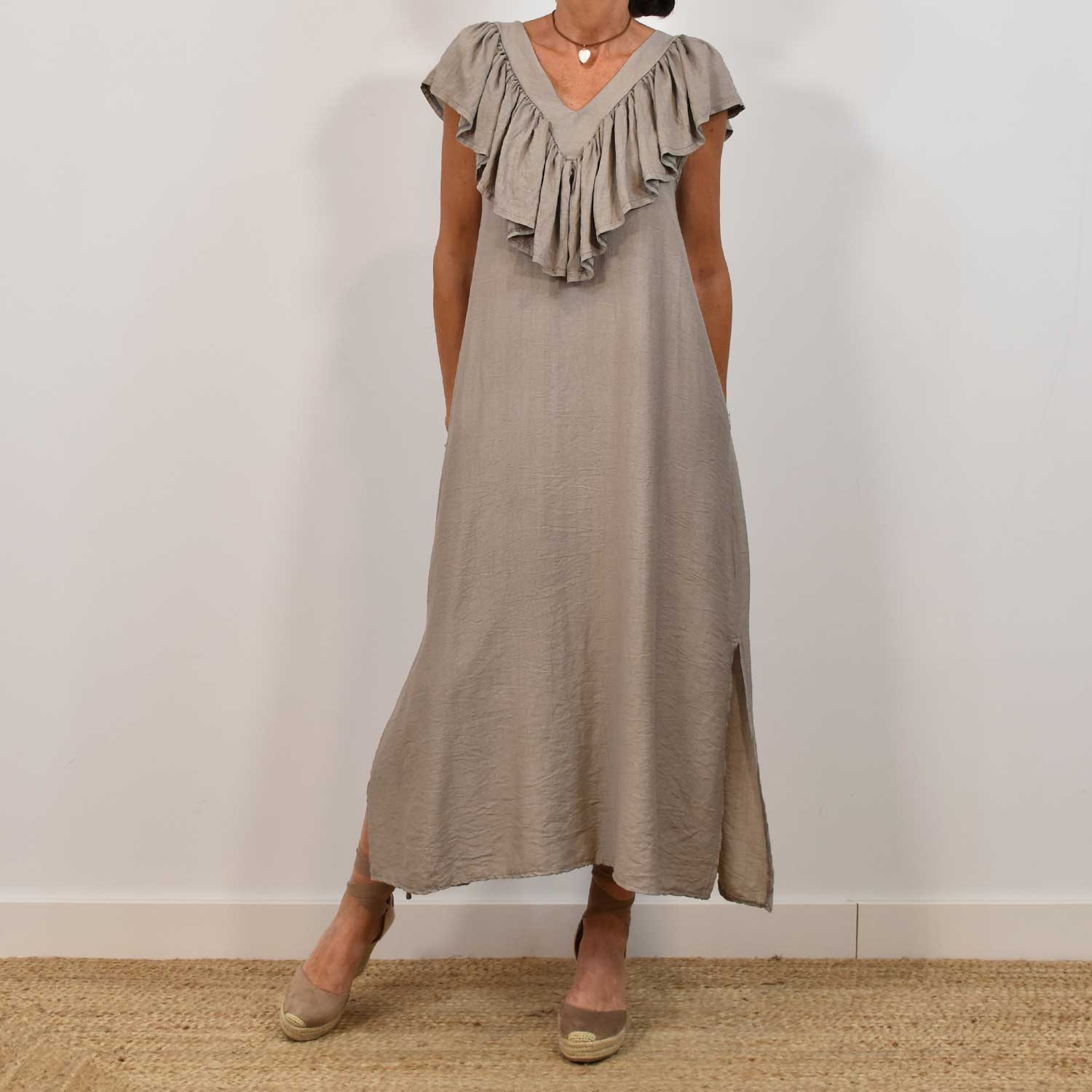 Vestido escote volante taupe