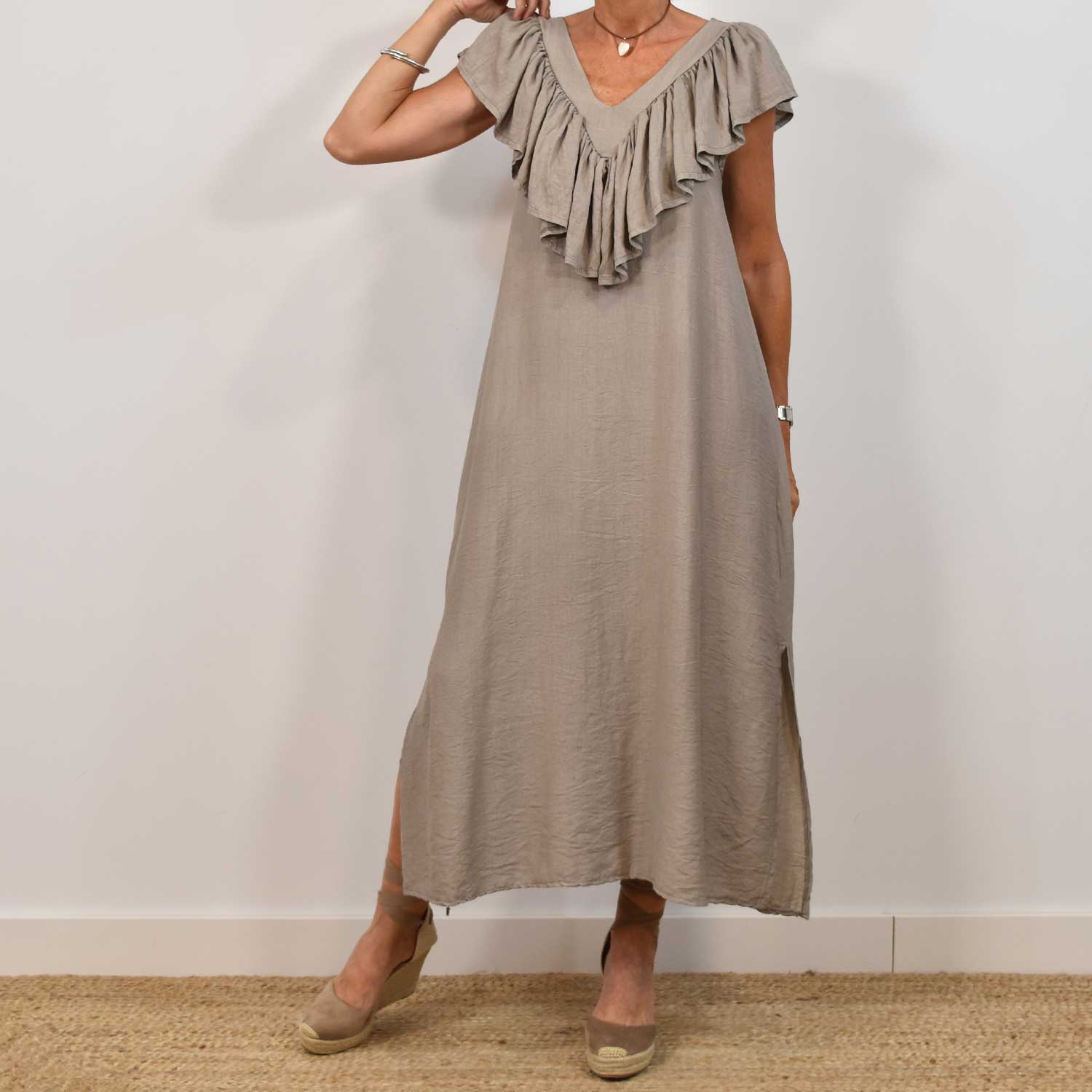 Vestido escote volante taupe