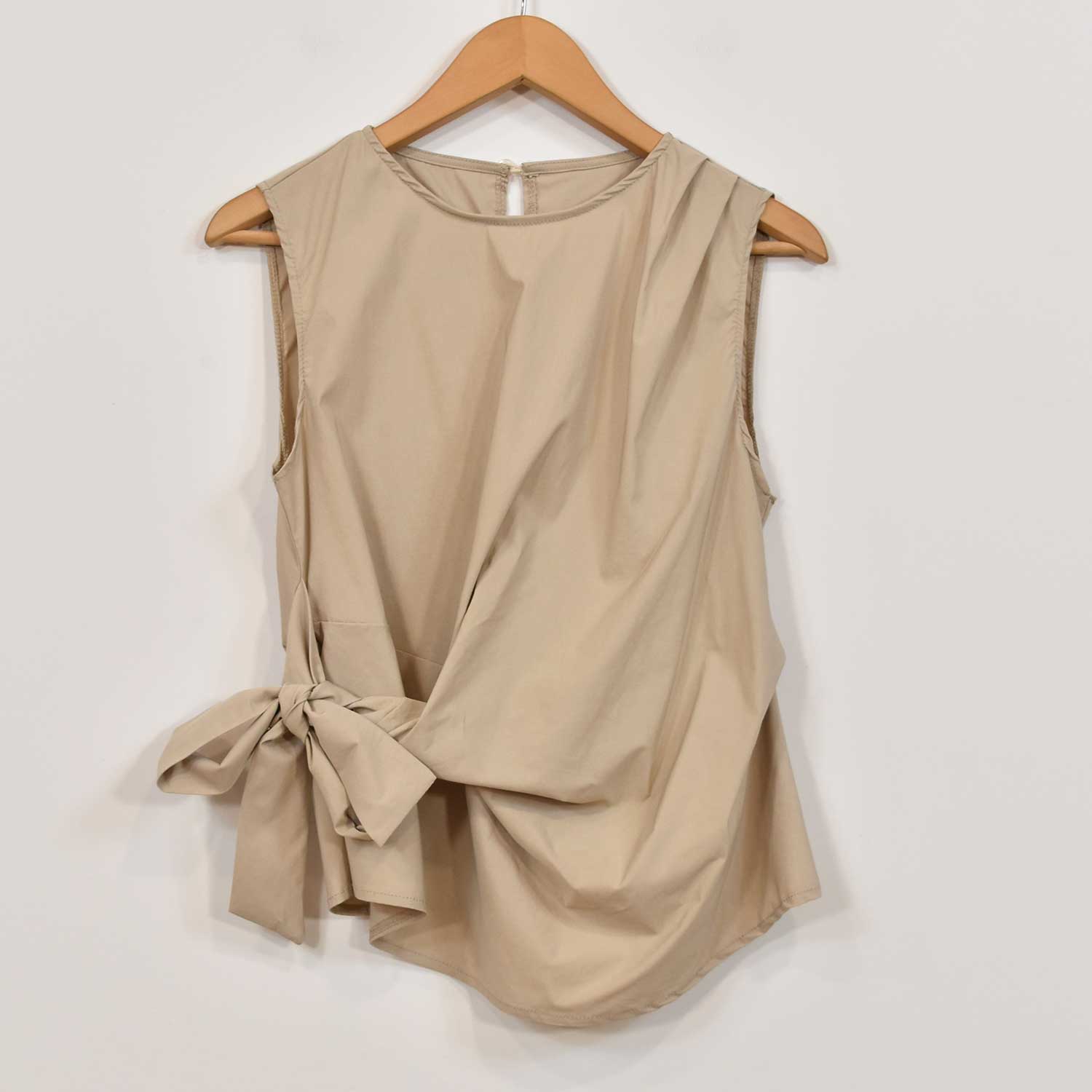 Blouse beige à nœuds
