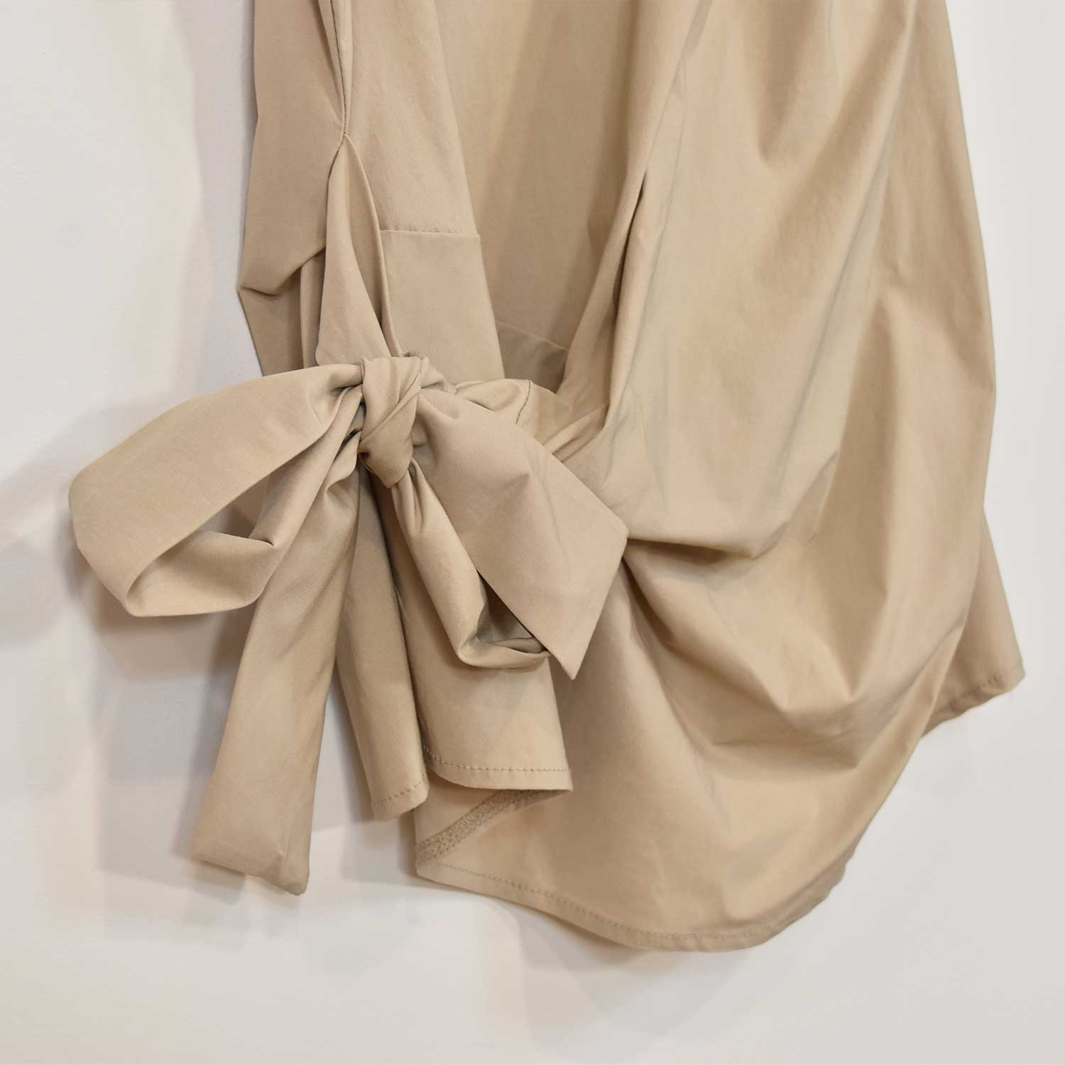 Blouse beige à nœuds
