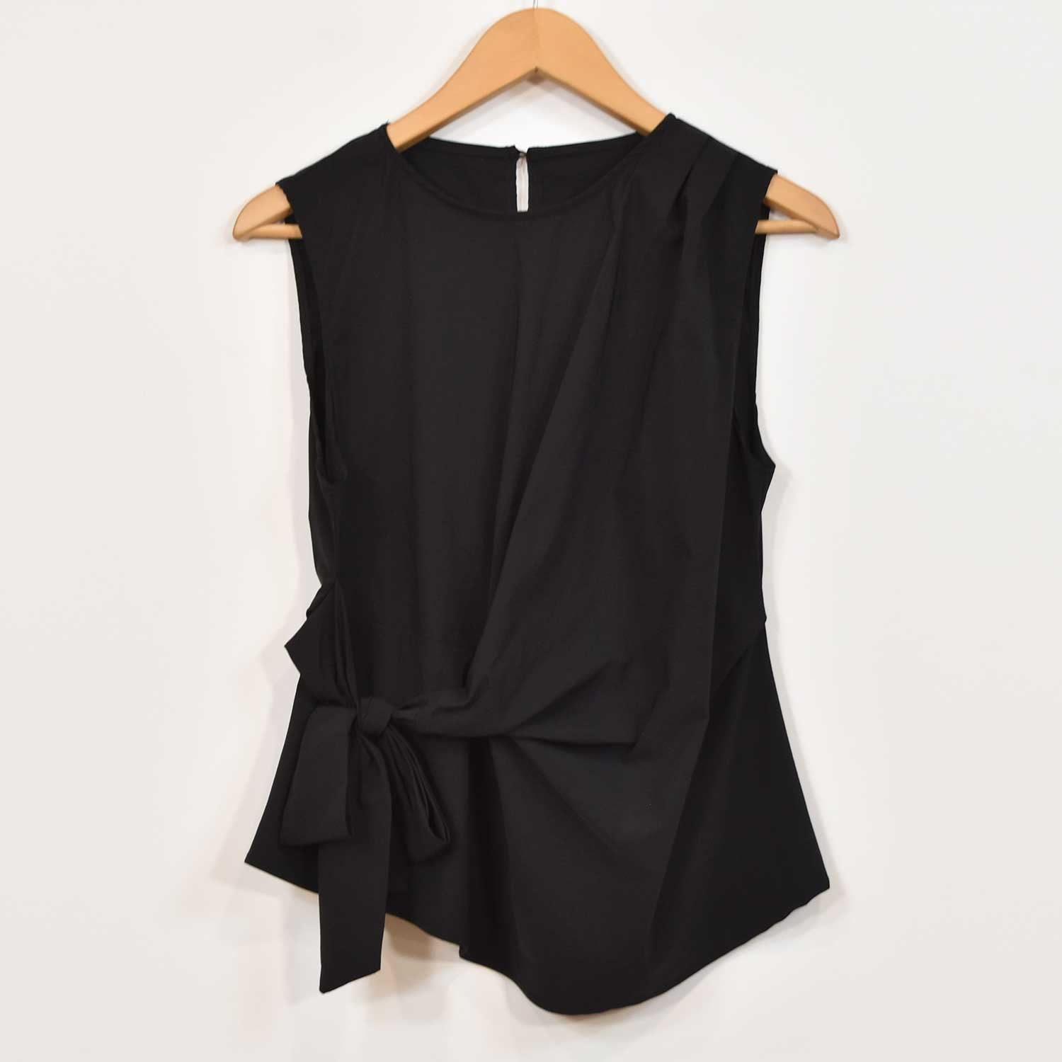 Blouse noire à nœuds
