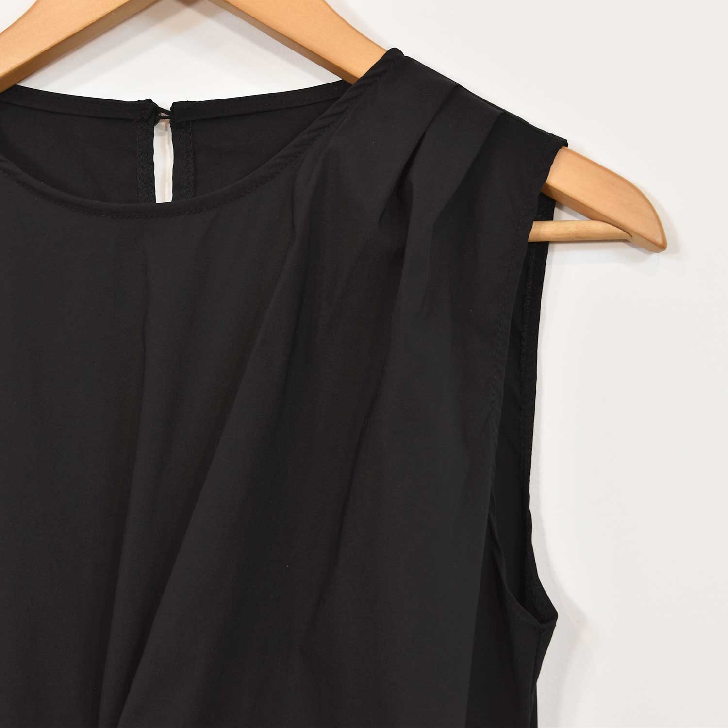 Blouse noire à nœuds
