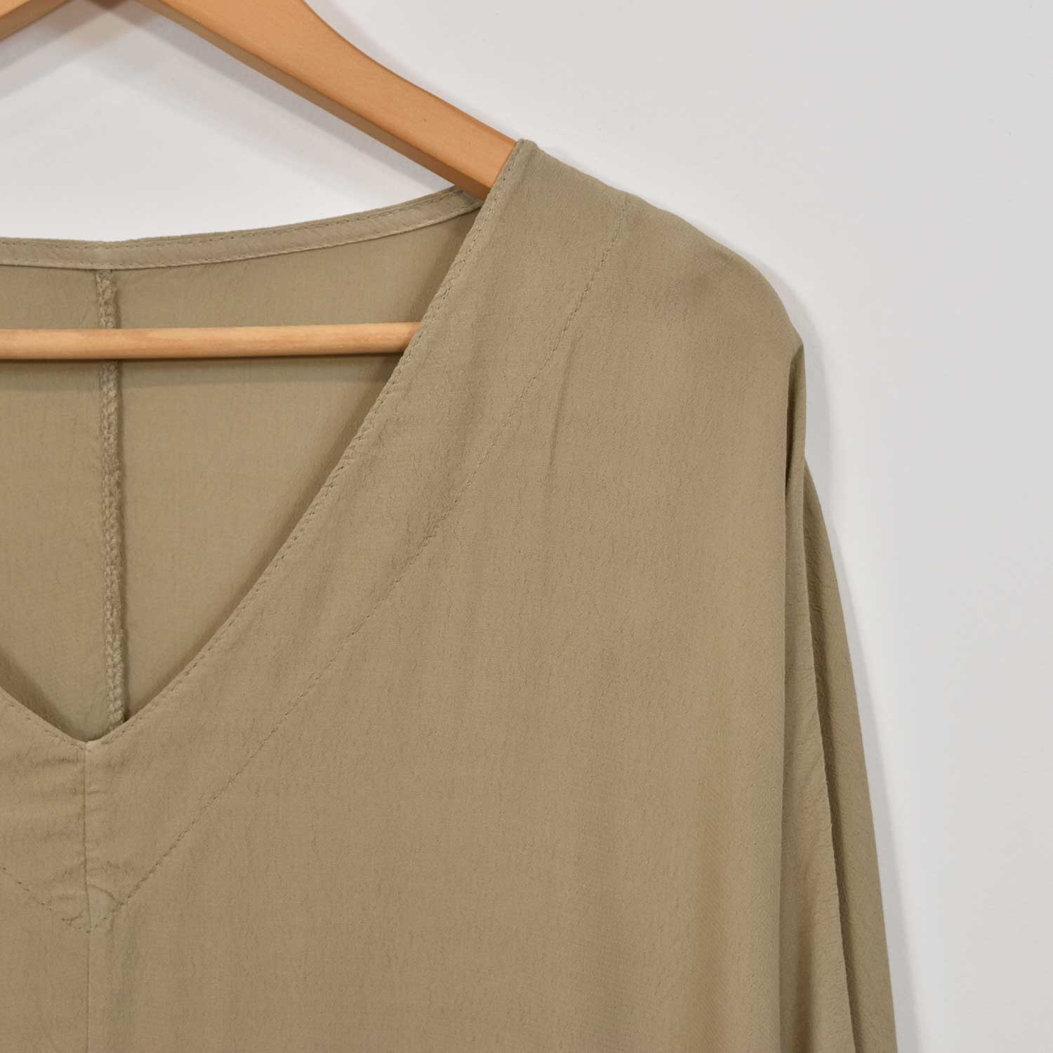 Blusa pico costura camel