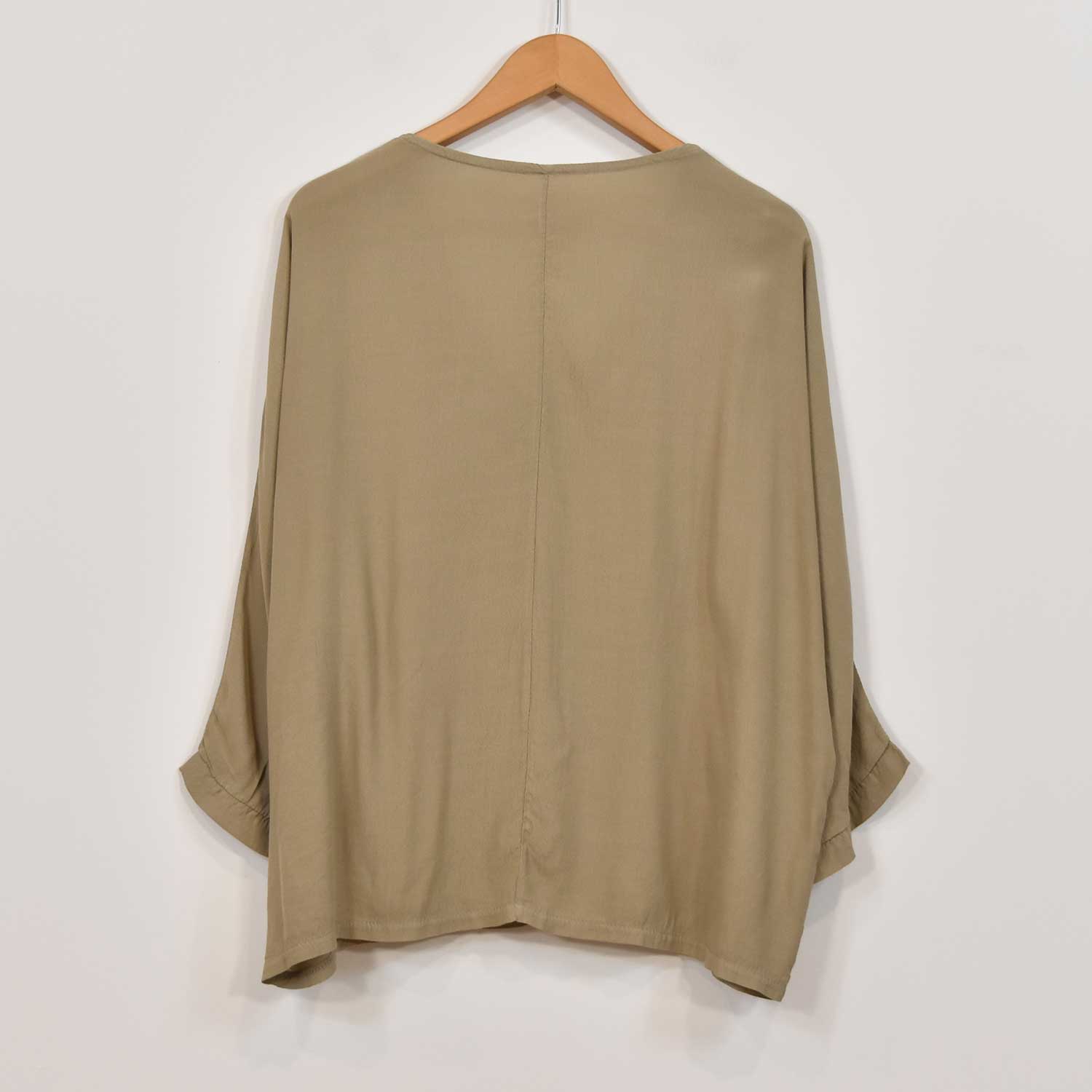 Blusa pico costura camel