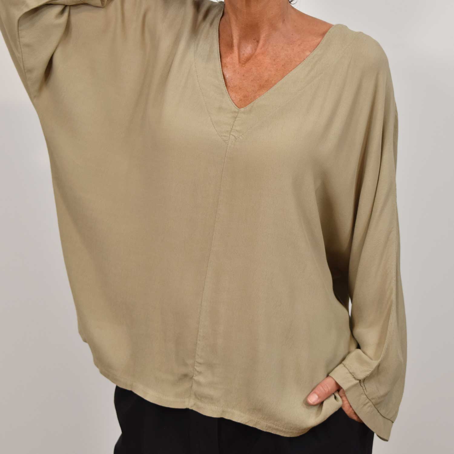 Blusa pico costura camel