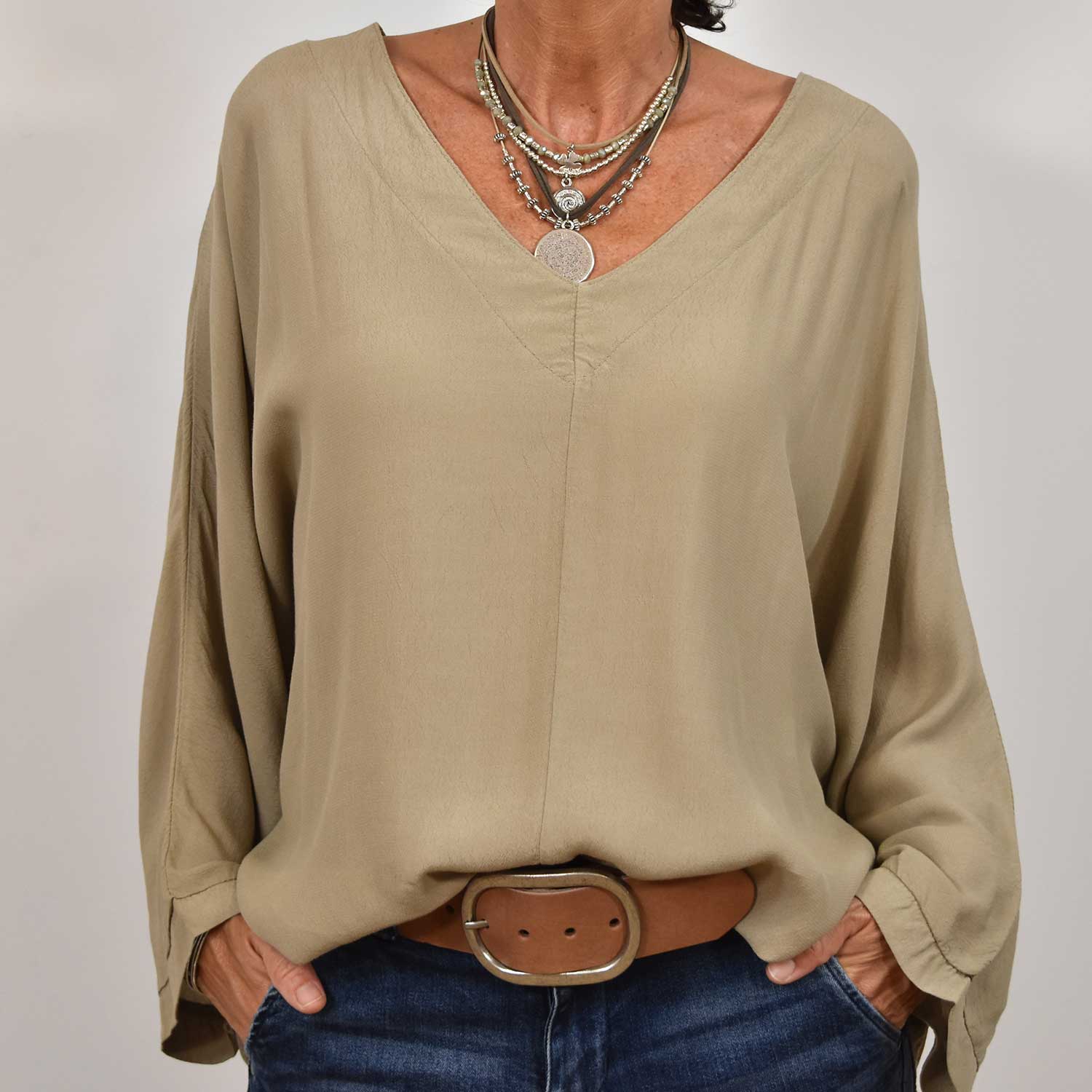 Blusa pico costura camel