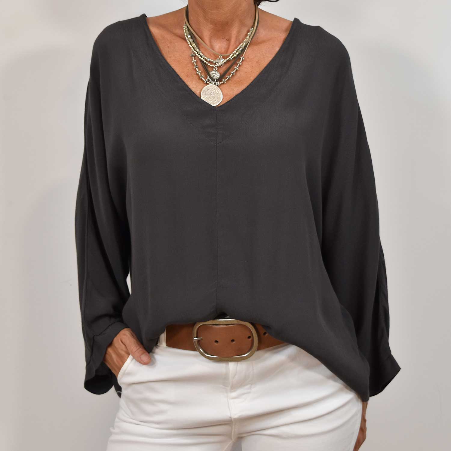 Blusa pico costura gris