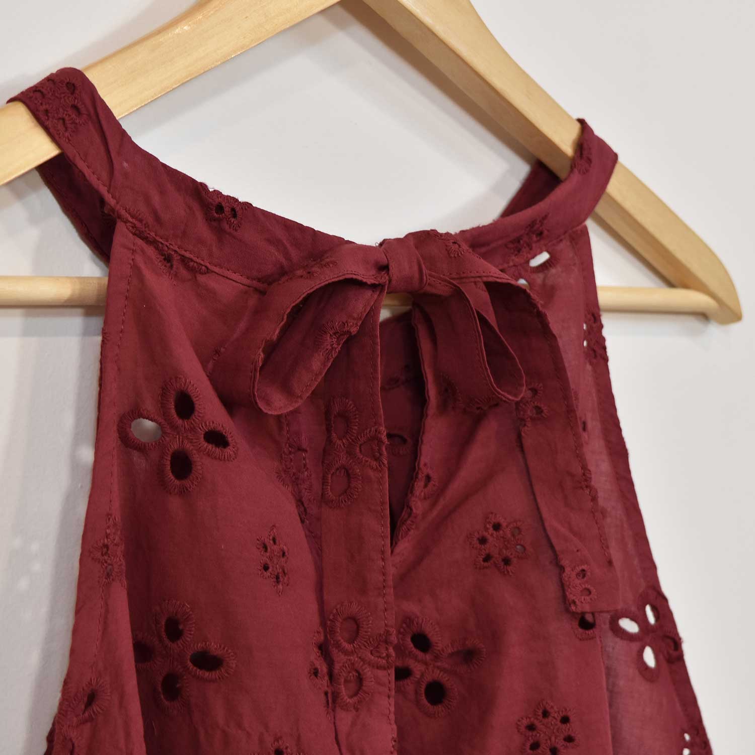 Top halter brodé rouge