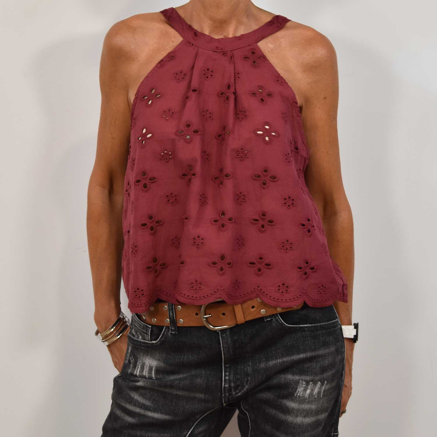 Top halter brodé rouge