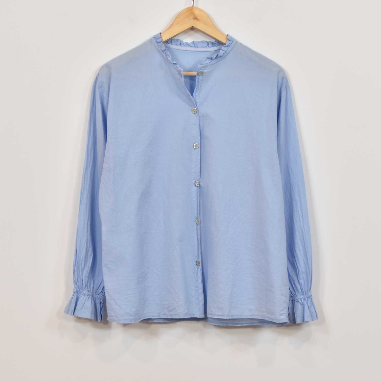 Camisa cuello volante celeste