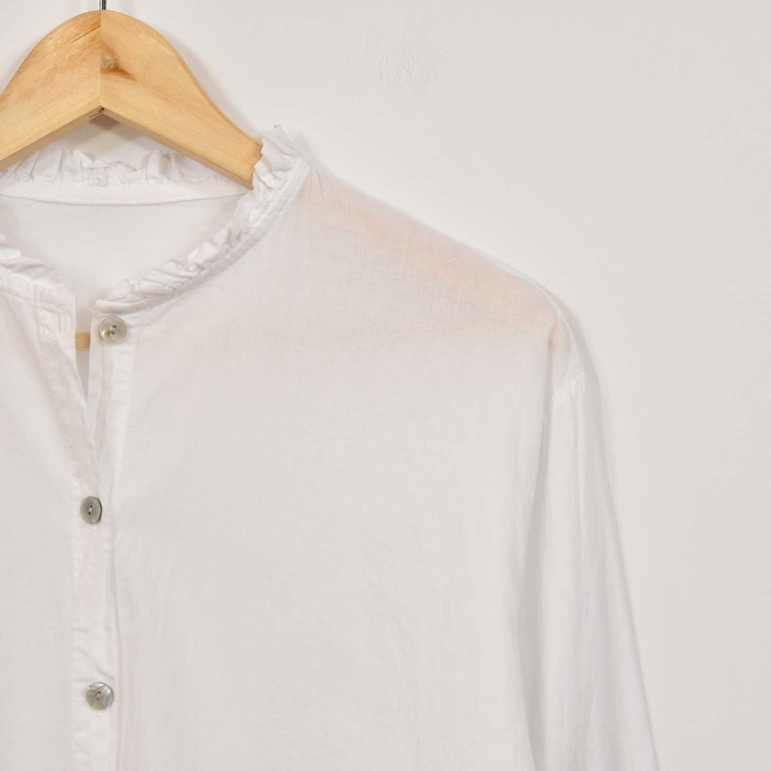 Camisa cuello volante blanca