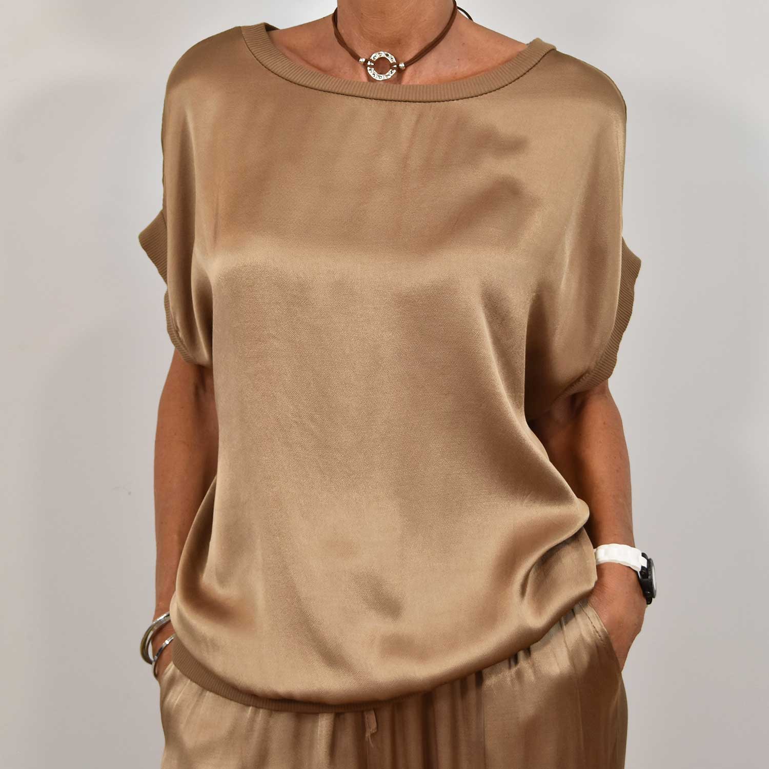 Blusa raso camel