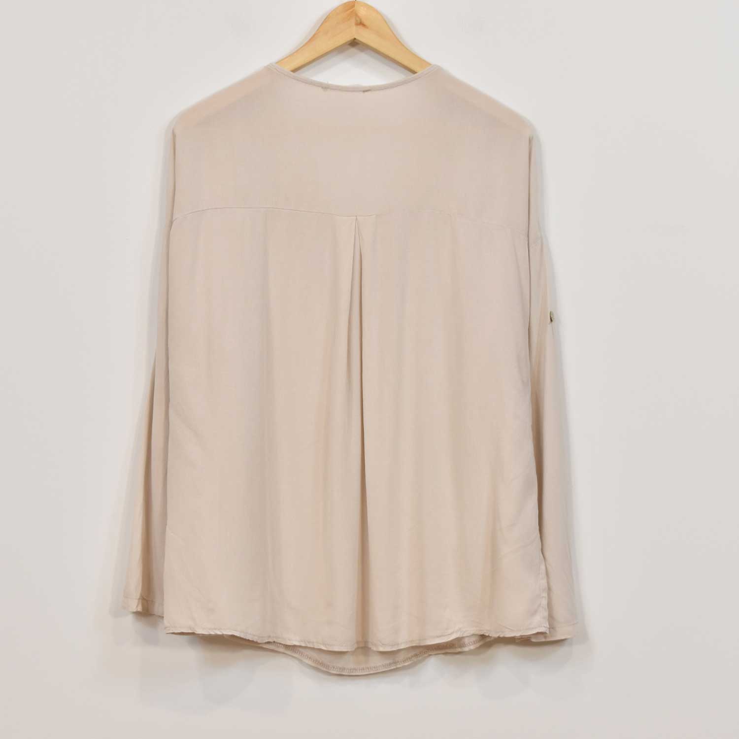 Blouse col en V oversize beige