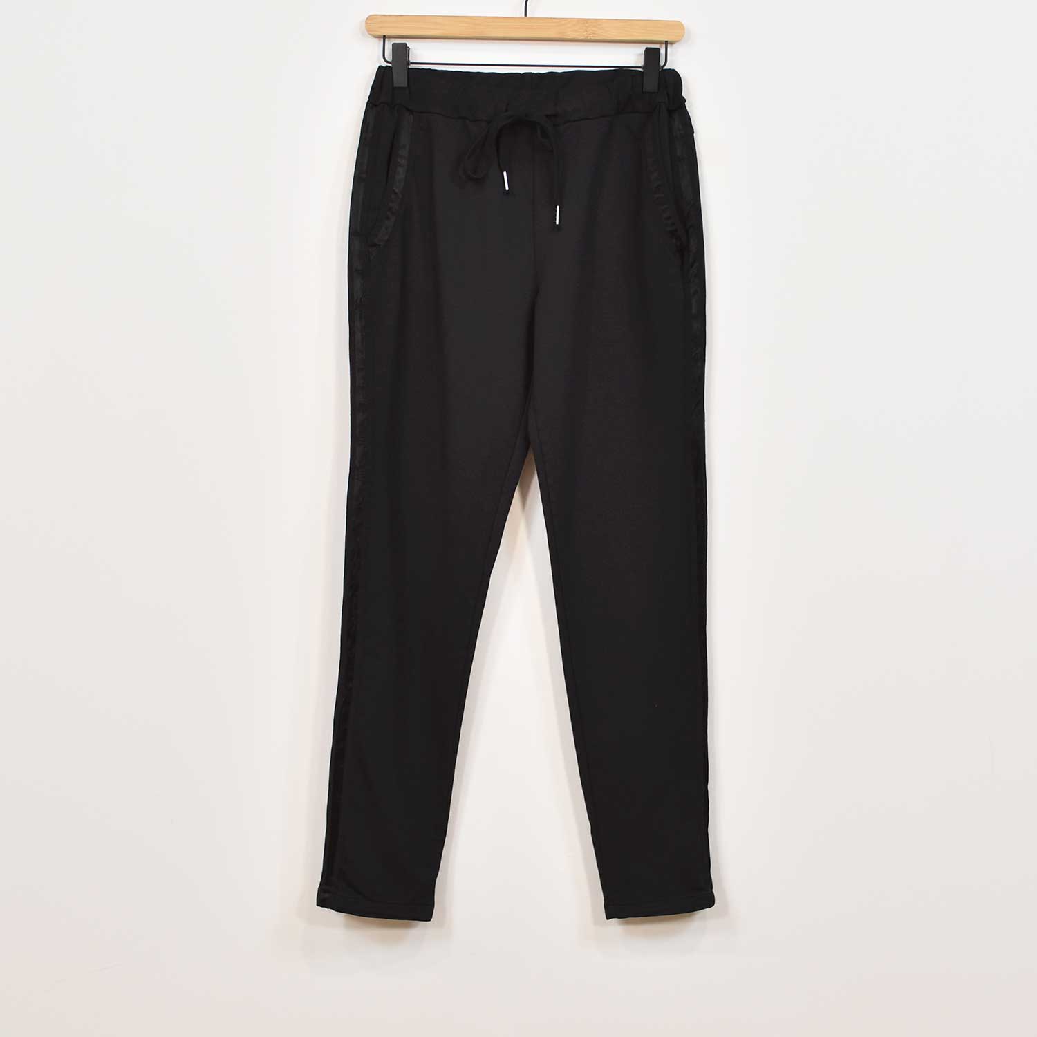 Pantalon jogger avec détails en satin noir