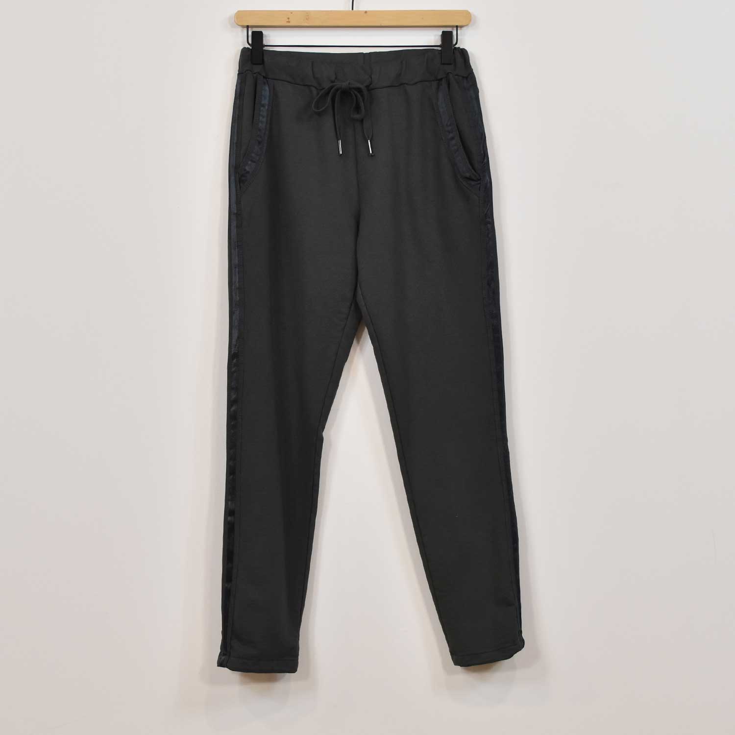 Pantalon jogger avec détails en satin gris