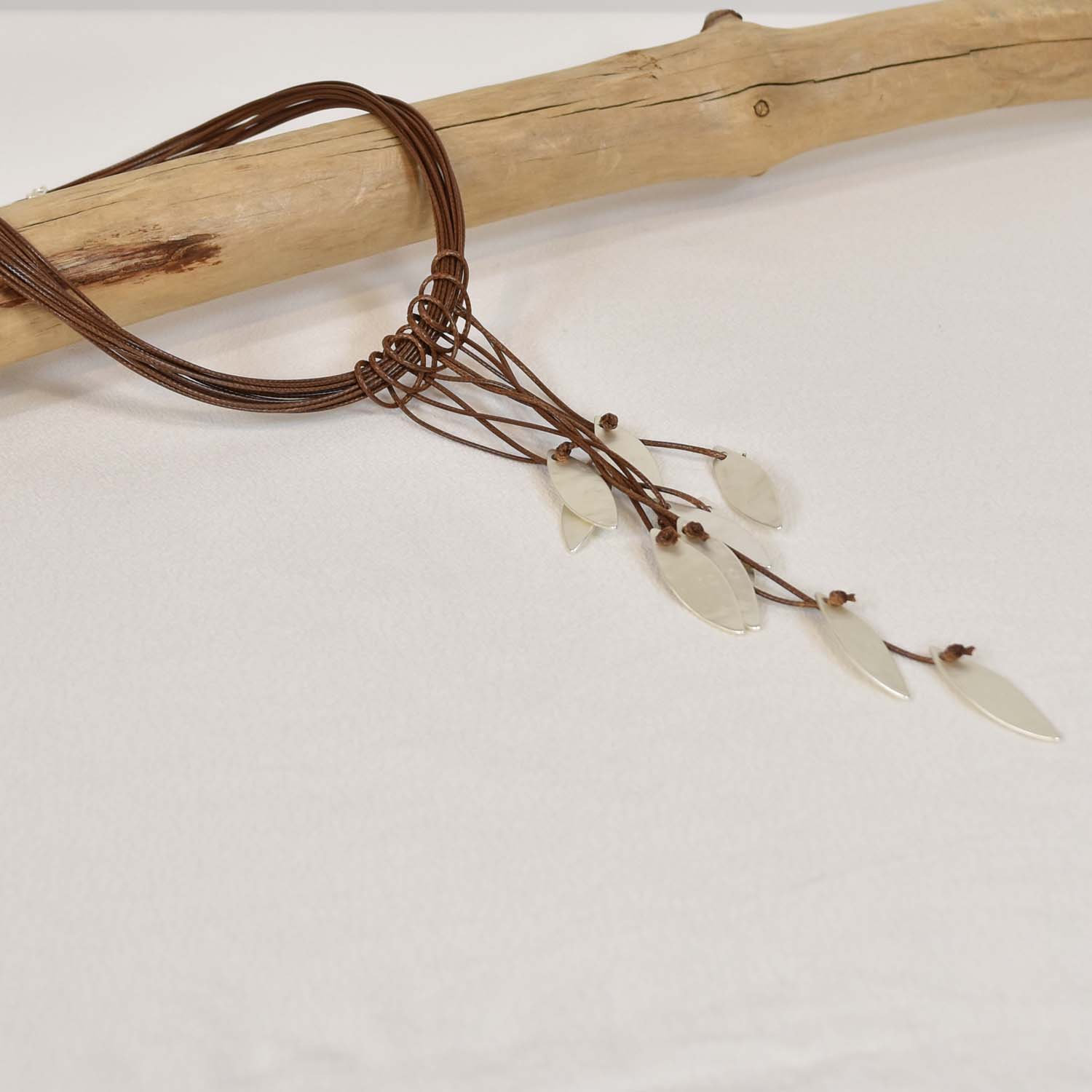 Collier de pendentifs en forme de feuilles cirées