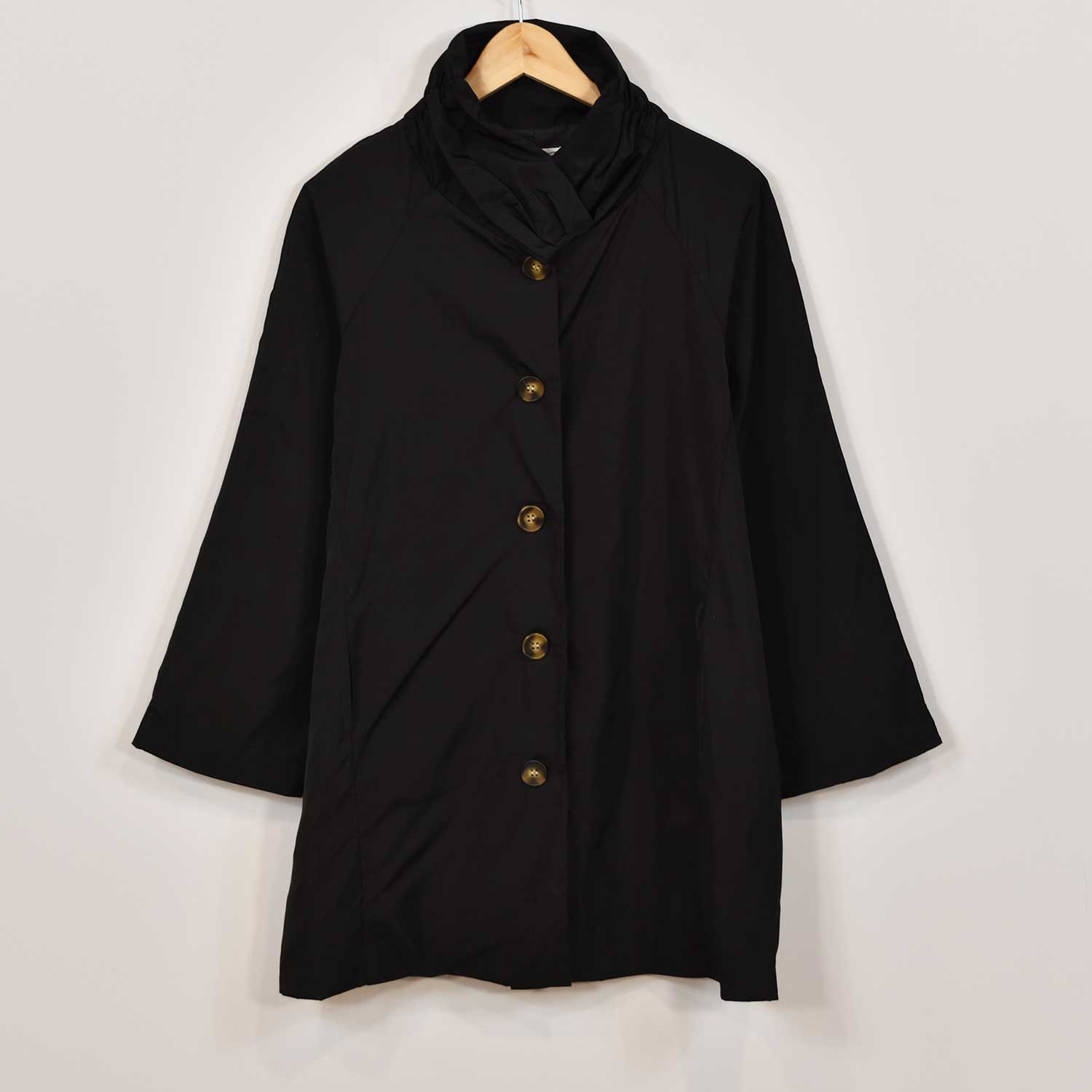 Black outdoor buttons parka
