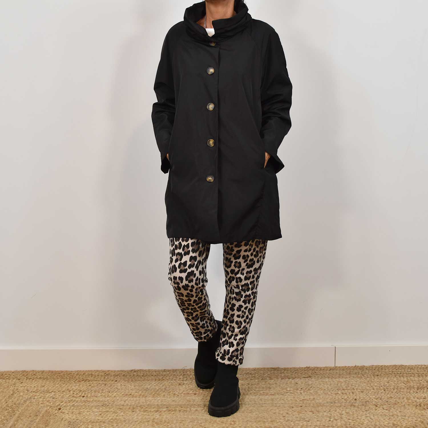 Black outdoor buttons parka
