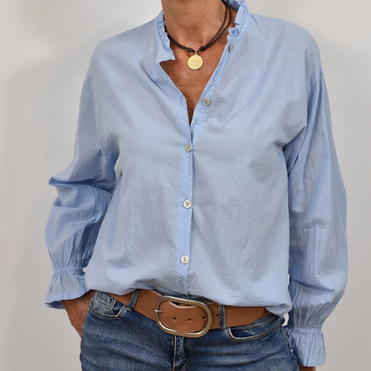 Camisa cuello volante celeste