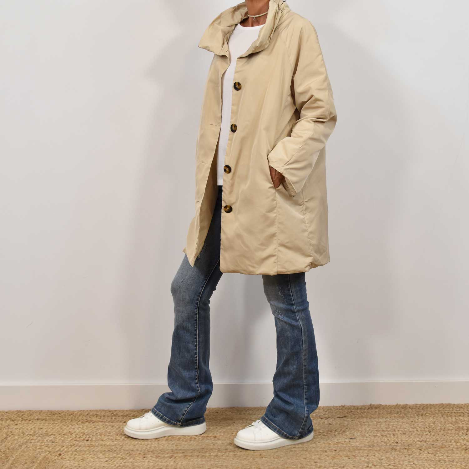 Beige outdoor buttons parka
